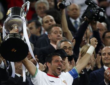 19/05/2010. Andrés Palop levanta el trofeo tras vencer al Atlético de Madrid en la final de la Copa del Rey 2010 en el Camp Nou.