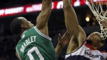 JaVale McGee (derecha) tapona al que ahora será su compañero, Avery Bradely, durante un partido en en enero de 2012. Entonces el pívot aún era jugador de los Wizards.