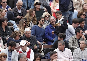 Parejo capitán del Valencia en las gradas durante el partido de tenis de la Copa Davis entre Rafa Nadal - Kohlschreiber