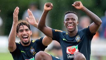 Vinicius sonríe en un entrenamiento de Brasil al lado de su excompañero en el Flamengo, Paquetá.