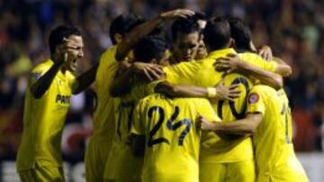 Los jugadores del Villarreal festejan un gol ante Osasuna.
