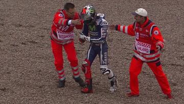 Jorge Lorenzo dolorido tras su caída en Sachsenring.