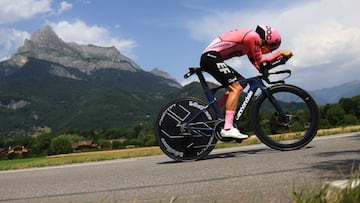 Rigoberto Urán en competencia en el Tour de Francia 2023.