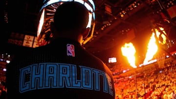 Un jugador de los Charlotte Hornets, durante la presentaci&oacute;n del partido.