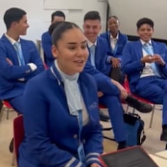Enseñan cómo se entrenan las azafatas de vuelo y dice mucho del mundo actual