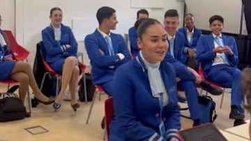 Enseñan cómo se entrenan las azafatas de vuelo y dice mucho del mundo actual