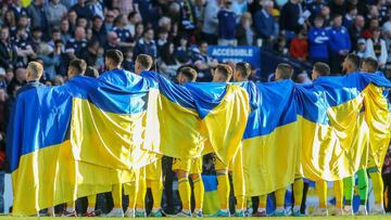 Jugadores de Ucrania antes de jugar con Escocia