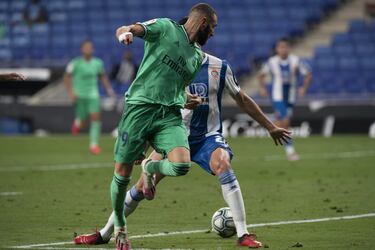 Una genialidad de Benzema desatascó el encuentro que el Madrid jugaba con el Espanyol en el Stadium perico. Faltaban segundos para que se llegase al descanso, cuando el francés se sacó un pase con el tacón con caño incluido sobre el zaguero local Bernardo para que Casemiro estableciese el único tanto del partido. Diez minutos antes, el atacante galo había sido objeto de un penalti por parte de Diego López, que el colegiado Mateu Lahoz no señaló.