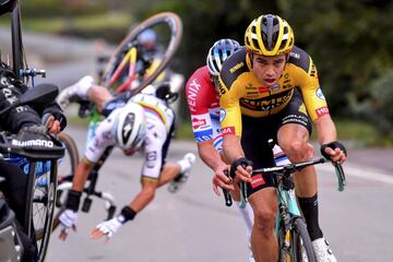 Julian Alaphilippe, vigente campeón del mundo, cerró su temporada de la peor manera posible. El corredor francés fue el gran animador del Tour de Flandes en tierras belgas, realizando el ataque que rompió la carrera. Van Aert y Van der Poel le acompañaron. Sin embargo, Loulou chocó contra una moto y acabó en el hospital.