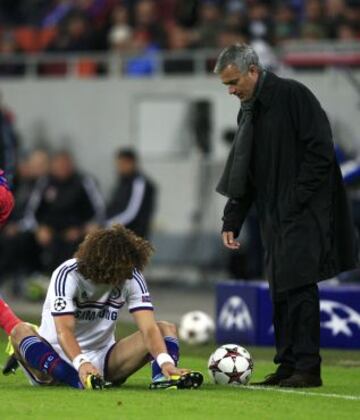 Grupo E: Steaua de Bucarest - Chelsea. Mourinho con David Luiz.