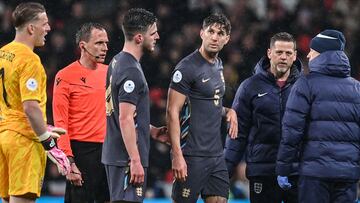 John Stones, en el centro de la imagen, se retira lesionado del partido que Inglaterra estaba jugando contra Bélgica.