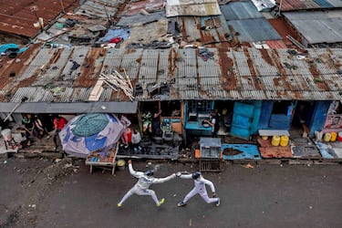 Dos miembros del Club Tsavora Fencing Mtaani participan en un combate de esgrima en el asentamiento informal Mathare de Nairobi, en Kenia. Muchos adolescentes entrenan cada fin de semana bajo la dirección de Mburu Wanyoike, cuya iniciativa ofrece esperanza en un lugar asolado por el crimen y la falta de oportunidades.
