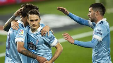 Denis Su&aacute;rez celebra con Brais M&eacute;ndez y Aar&oacute;n Mart&iacute;n el tercer gol del Celta contra el Sevilla.