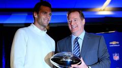 El quarterback de los Patriots Tom Brady y el comisionado de la NFL Roger Goodell en una &eacute;poca anterior m&aacute;s feliz.