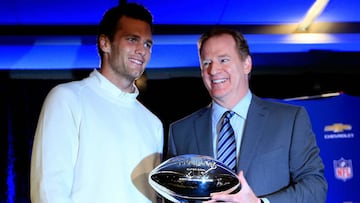 El quarterback de los Patriots Tom Brady y el comisionado de la NFL Roger Goodell en una &eacute;poca anterior m&aacute;s feliz.