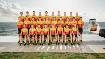 Los integrantes del equipo masculino del Uno-X Team posan para la foto de familia durante la concentración de pretemporada del equipo en España.