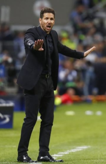 Diego Simeone transmite órdenes a sus jugadores.