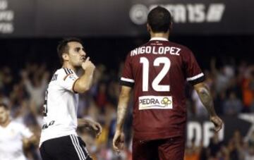 El delantero del Valencia Paco Alcácer celebra tras marcar el primer gol en presencia de Íñigo López, del Córdoba, durante el partido de la quinta jornada de Liga en Primera División que disputan esta noche en el estadio de Mestalla, en Valencia.