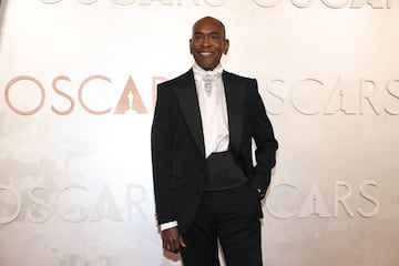 Paul Tazewell posa en la alfombra roja del Dolby Theatre.