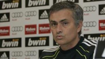 <b>CONTRARIADO. </b> Mourinho ha revelado que higuaín estará seis meses de baja.