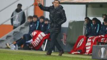 Ernesto Valverde da instrucciones durante el partido.