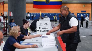 Una persona ejerce su derecho a voto, en IFEMA Madrid, a 15 de octubre de 2023, en Madrid (España). Hoy se celebra la segunda vuelta presidencial para elegir al próximo jefe de Estado de Ecuador. Los votantes ecuatorianos que residen en España, cerca de 180.000, acuden a ejercer su derecho a voto de manera presencial desde el extranjero. Aunque en la primera vuelta el Consejo Nacional Electoral habilitó el voto telemático para los ecuatorianos que residen fuera de su país y así disminuir los índices de absentismo, las autoridades electorales anunciaron que, en esta ocasión, los sufragantes empadronados sólo podrán ejercer su derecho al voto de manera presencial en el exterior con el fin de cubrir los fallos presentados el pasado 20 de agosto, cuando se permitió el voto a través de teléfonos inteligentes, ordenadores y tablets.
15 OCTUBRE 2023;VOTO;ELECCIONES;VOTACIÓN;ECUADOR;RECURSOS;INTERNACIONAL;POLÍTICA
Gustavo Valiente / Europa Press
15/10/2023