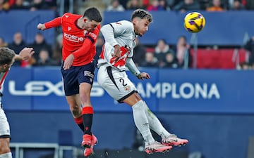 El lateral derecho del Rayo est¨¢ en uno de sus mejores momentos. Se encarg¨® de frenar el peligro por su banda y le dio un pase a Camello para que el delantero abriera el marcador en El Sadar.