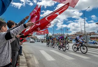 Una subida monstruosa: 19 kilómetros, rampas del 15% y pavés