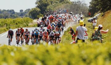 El pelotón durante la decimocuarta del Tour de Francia 2021.