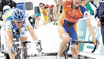 <b>AJUSTADO. </b>Denis Menchov se confió y Moreau casi le da un susto.