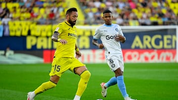 VILA-REAL (CASTELLÓN), 27/09/2023.- El delantero del Villarreal José Luis Morales (i) disputa el balón ante Savinho (d), delantero brasileño del Girona, durante el encuentro de la jornada 7 de LaLiga EA Sports entre el Villarreal CF y el Girona FC en el Estadio de la Cerámica, este miércoles en Vila-real. EFE/ Andreu Esteban
