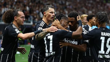 Soccer Football - UEFA Champions League - Eintracht Frankfurt v Galatasaray - Deutsche Bank Park, Frankfurt, Germany - September 18, 2025 Eintracht Frankfurt's Ansgar Knauff celebrates scoring their fifth goal with Elye Wahi and teammates REUTERS/Kai Pfaffenbach