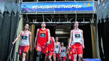 Las jugadoras de la Selección, con Andrea Vilaró, Marta Xargay y Laura Gil a la cabeza, salen a la cancha del Riga Arena de Letonia para un entrenamiento.