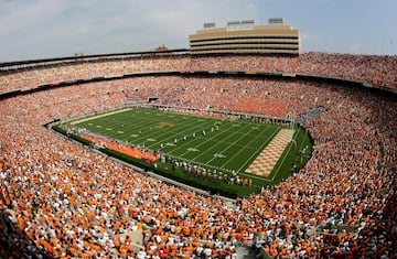 Estadio de  fútbol americano situado en la ciudad de Knoxville (ciudad estadounidense que se localiza en el condado de Knox en el estado de Tennessee). Utilizado por el equipo de los Volunteers (equipos deportivos de la Universidad de Tennessee). Tiene capacidad de 102.455 espectadores.