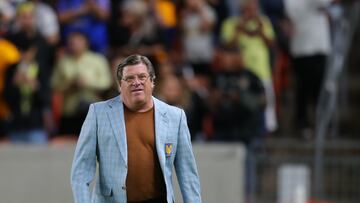 Miguel Herrera camina hacia su banquillo previo a un encuentro de Tigres