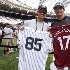 Chicharito cambió playeras con Luis Cessa en la MLB London