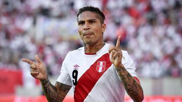 Paolo Guerrero celebra uno de sus goles a Arabia Saud&iacute;.