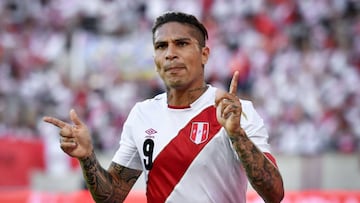 Paolo Guerrero celebra uno de sus goles a Arabia Saud&iacute;.