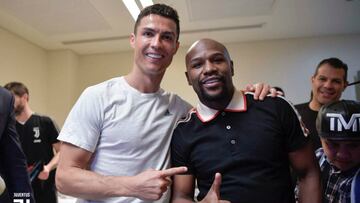 El boxeador estadounidense estuvo en la celebración del conjunto de la Vecchia Signora y posó con la copa, CR7, Giorgio Chiellini, Pjanic, entre otros