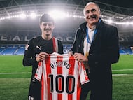 07-12-25. DANI QUEIPO RECIBE, DE MANOS DE JOAQUÍN ALONSO, LA CAMISETA CONMEMORATIVA DE SUS 100 PARTIDOS CON EL SPORTING.