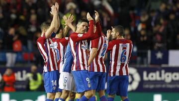 El Atlético de Madrid aplauda tras ganar al Leganés.