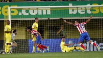 MAL RECUERDO. Falcao y Miranda celebran el gol que mandó al Villarreal a Segunda División.
