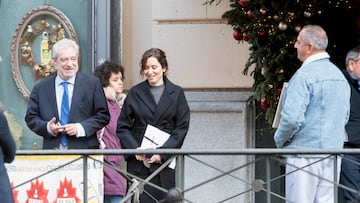 Isabel Díaz Ayuso junto a su asesor, Miguel Ángel Rodríguez, a la salida de un restaurante, a 04 de diciembre de 2023, en Madrid (España).
FAMOSOS;POLÍTICA;RESTAURANTE;LOTERÍA
Óscar Ortiz / Europa Press
  (Foto de ARCHIVO)
04/12/2023