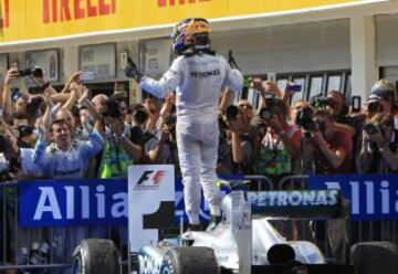 Hamilton celebra su victoria.