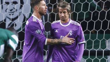 Coentrao recibe los ánimos de Ramos.