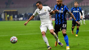 Lucas Vázquez controla el balón con el interista Vidal.