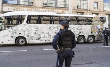 Fuertes medidas de seguridad en la llegada al hotel. 