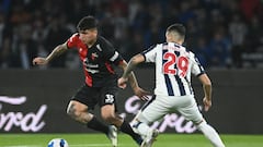 AMDEP2161. CÓRDOBA (ARGENTINA), 29/06/2022.- Gastón Benavídez (d) de Talleres disputa un balón con Facundo Hernán Farías de Colón hoy, en un partido de la Copa Libertadores entre Talleres y Colón en el estadio Mario Alberto Kempes en Córdoba (Argentina). EFE/Ariel A. Carreras
