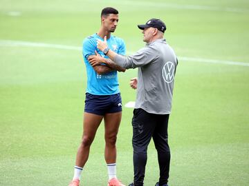 El técnico, dando instrucciones,