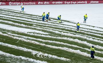 Durante la mañana ha comenzado la retirada de la nieve del terreno de juego 